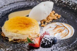 creme brulee kunafa met walnoten, aardbei en bosbes geserveerd in schotel geïsoleerd Aan tafel kant visie van Arabisch gebakken toetje voedsel foto