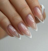 dames hand- met roze en wit nagels foto