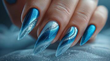 ai gegenereerd dames hand- met blauw en zilver nagel Pools foto