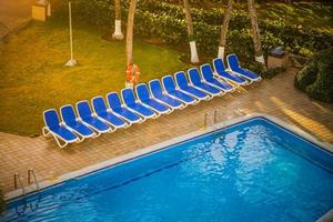 typisch leeg zwembad van een all-inclusive resort foto