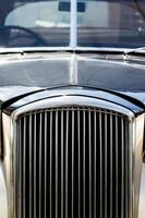 glanzende antieke limousine close-up van de voorkant