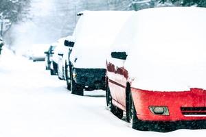 geparkeerde auto's op een sneeuwstorm winterdag foto