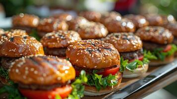 ai gegenereerd een dienblad van mini hamburgers met rundvlees pasteitje, tomaat, en groen salade aanbiedingen een verrukkelijk hapklare traktatie. foto