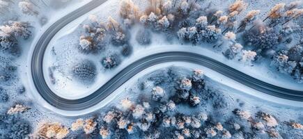 ai gegenereerd een kronkelend weg in winter in een besneeuwd landschap foto