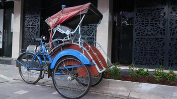 bek, riksja is een traditioneel voertuig in Indonesië. foto