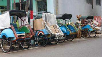 bek, riksja is een traditioneel voertuig in Indonesië. foto