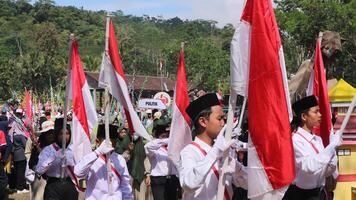 ambarawa, augustus 17e 2023. Indonesisch studenten brengen rood wit vlaggen in ceremonie vieren onafhankelijkheid dag. foto