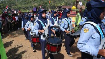 drummers in rood en wit uniformen maart in de Indonesisch onafhankelijkheid dag optocht foto