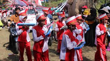 drummers in rood en wit uniformen maart in de Indonesisch onafhankelijkheid dag optocht foto