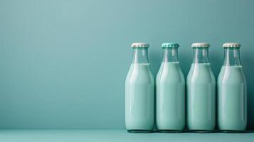 drie flessen van melk geregeld kant door kant foto