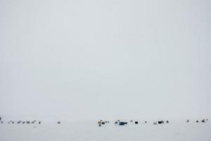 ijs smelt vissershut tijdens een ijskoude en winderige winterdag in quebec