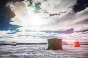 ijs smelt vissershut tijdens een koude maar zonnige winterdag in quebec foto