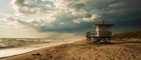 ai gegenereerd een eenzaam badmeester toren staat bewaker over- een uitgestorven strand, met dramatisch storm wolken bijeenkomst net zo de zon sets foto