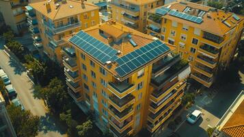 groep van gebouwen met zonne- panelen foto