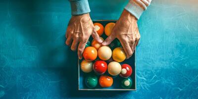 strategisch handen regelen van kleurrijk biljart ballen Aan een zwembad tafel foto