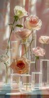 een boeket van rozen is weergegeven in Doorzichtig vazen Aan een tafel foto