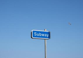 metroteken over blauwe hemel foto