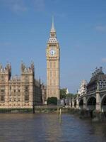 huizen van parlement en Westminster brug in Londen foto