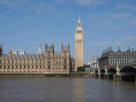 huizen van parlement en Westminster brug in Londen foto