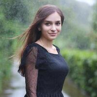 mooi elegant vrouw in weelderig vegetatie foto