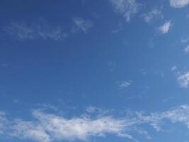 bewolkte blauwe hemelachtergrond foto