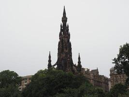 Scott monument in Edinburgh foto