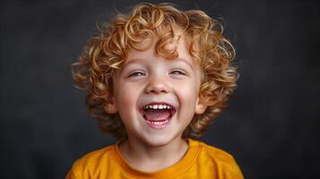 vrolijk jong jongen lachend in helder geel overhemd foto