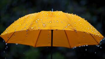 geel paraplu met regendruppels Aan somber dag foto
