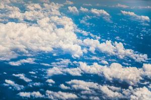 mooie blauwe lucht, wolken en grond foto