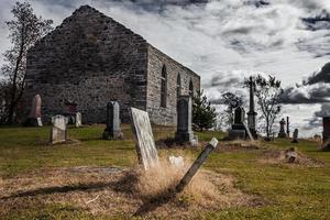 oude verlaten Ierse begraafplaats en kerkruïnes foto