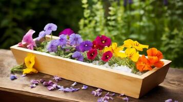 trog Holding een verscheidenheid van eetbaar bloemen foto