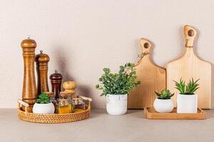 mooi keuken achtergrond in beige tonen met een reeks van kruid containers, houten kruid molens en potten van groen planten. een Zero waste keuken. foto