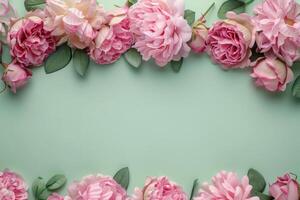 grens gemaakt van roze rozen en pioenen geïsoleerd Aan pastel groen achtergrond foto