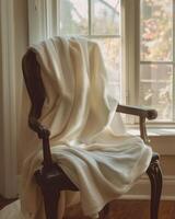 wit handdoek gedrapeerd over- de terug van een houten stoel foto