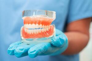 kunstgebit, tandarts Holding tandheelkundig tanden model- naar studie en traktatie in ziekenhuis. foto