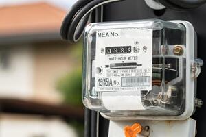 elektrische meetvermogensmeter voor energiekosten thuis en op kantoor. foto