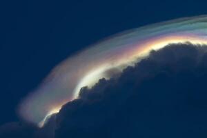 verbazingwekkend regenboog wolk Aan de lucht. foto