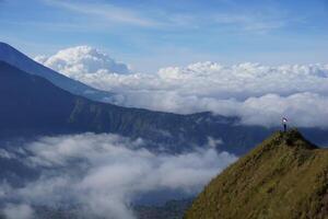 Indonesië vlag bovenstaand de wolken, majestueus berg top keer bekeken, batur Bali foto