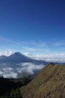 Indonesië vlag bovenstaand de wolken, majestueus berg top keer bekeken, batur Bali foto