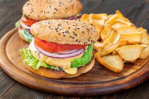 hamburgers met aardappel dippers foto