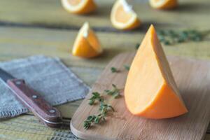 mimolette kaas op de houten plank foto