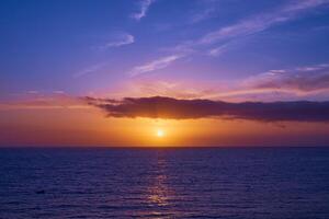 kleurrijk zonsopkomst Aan de kust van oma canaria foto