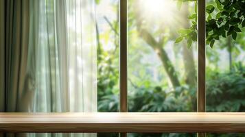 leeg van hout tafel top Aan vervagen van gordijn met venster visie groen van boom tuin achtergrondvoor montage Product Scherm of ontwerp sleutel zichtbaar lay-out, foto