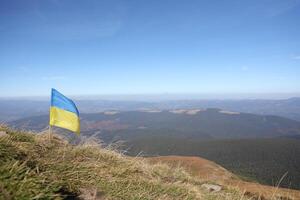 oekraïens vlag Aan top van hoverla berg in Oekraïne foto