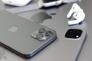kiev, Oekraïne - 4 kunnen, 2023 appel merk apparaten iphone, ipad en airpods met appel kijk maar leugens Aan MacBook lichaam foto