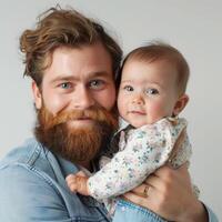 vader Holding zijn baby dochter voor een familie portret foto