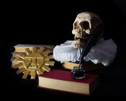 boeken met een menselijk schedel, een kemphaan en de inca zon, symbolen van universeel literatuur. dag van de boek foto