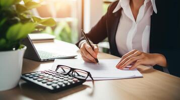 vrouw werken met rekenmachine accountant illustratie door foto