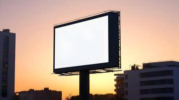 portret aanplakbord wit blanco voor buitenshuis reclame Aan stedelijk Bij zonsondergang foto