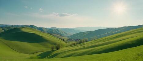 panorama van mooi platteland. geweldig lente landschap in bergen. met gras begroeid veld- en rollend heuvels. landelijk landschap foto